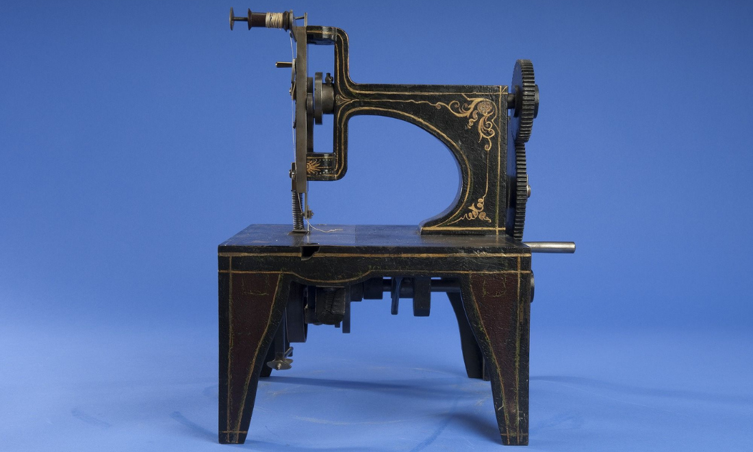 Швейная машина Исаака Зингера. Швейная машинка Зингер 1851 года. Швейная машинка 555