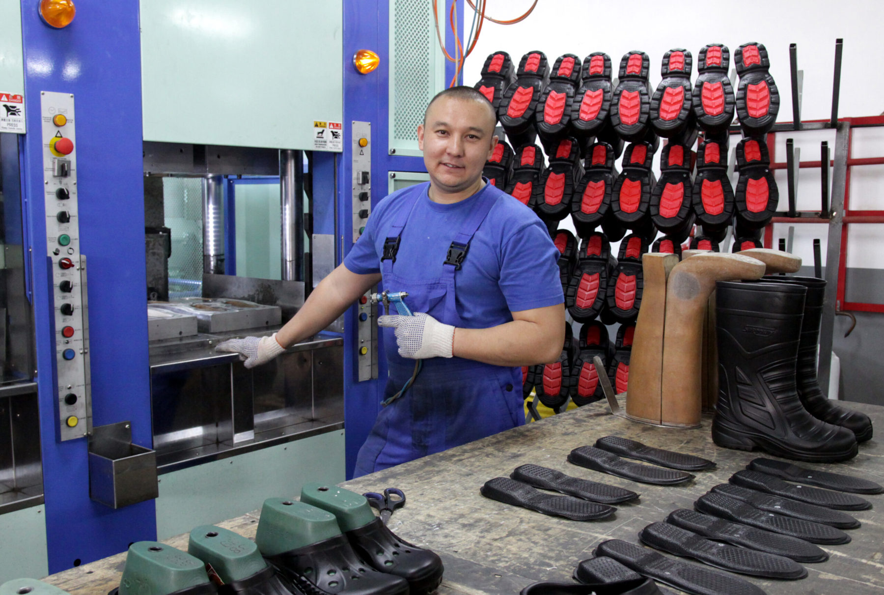 Крупное предприятие по производству обуви «Сардоникс» из Астрахани наращивает объемы производительности